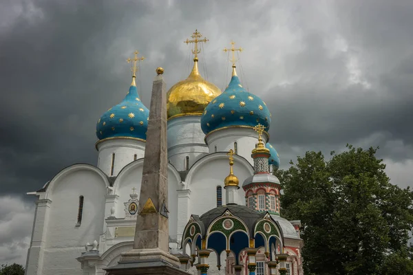 Cúpulas de igrejas na Trindade Lavra do Mosteiro de São Sérgio em S — Fotografia de Stock