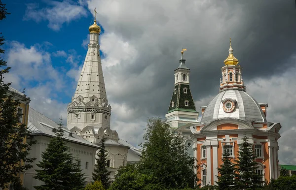 Sainte Trinité Sergius Lavra dans l'ancienne ville russe de Sergiev Po — Photo