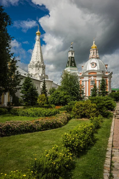 Holy Trinity Sergius Lavra i gamla ryska staden av Sergiev Po — Stockfoto
