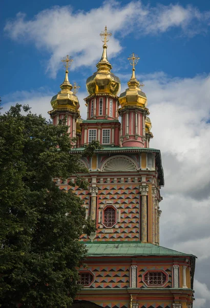 Dômes des églises de la Trinité-Lavra du monastère Saint-Serge en S — Photo