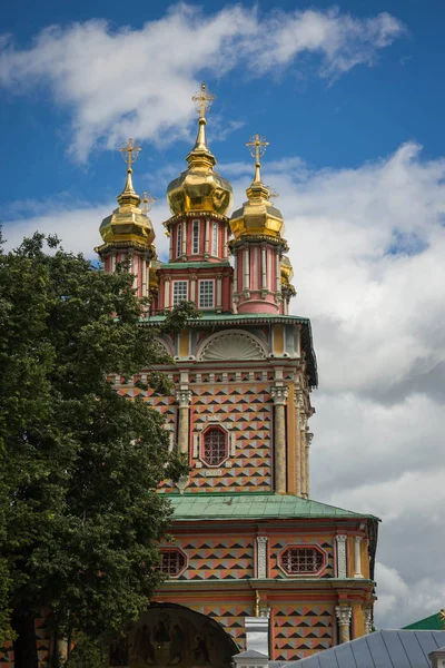 Cúpulas de igrejas na Trindade Lavra do Mosteiro de São Sérgio em S — Fotografia de Stock