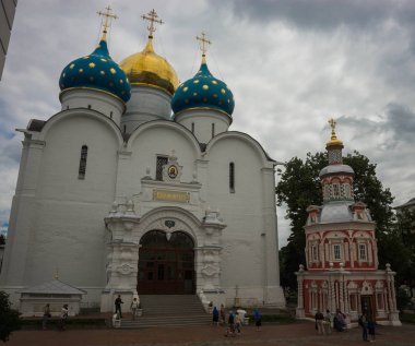 İnsanlar intrinity Lavra of St Sergius manastırda Sergiev Posad