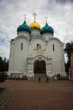İnsanlar intrinity Lavra of St Sergius manastırda Sergiev Posad