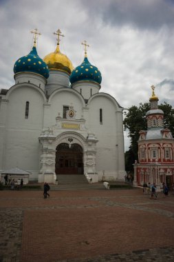 İnsanlar intrinity Lavra of St Sergius manastırda Sergiev Posad