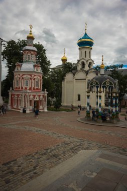 İnsanlar intrinity Lavra of St Sergius manastırda Sergiev Posad