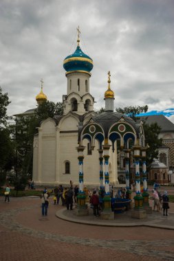 İnsanlar intrinity Lavra of St Sergius manastırda Sergiev Posad