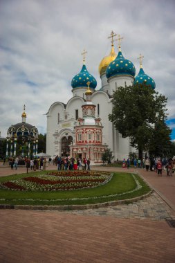 İnsanlar intrinity Lavra of St Sergius manastırda Sergiev Posad