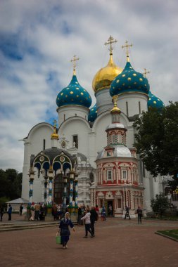 İnsanlar intrinity Lavra of St Sergius manastırda Sergiev Posad