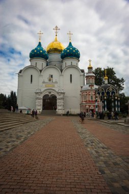 İnsanlar intrinity Lavra of St Sergius manastırda Sergiev Posad