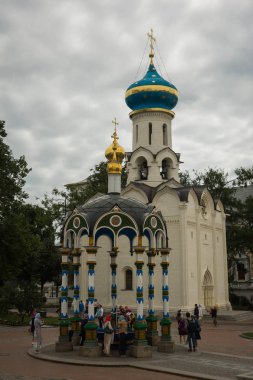 İnsanlar intrinity Lavra of St Sergius manastırda Sergiev Posad