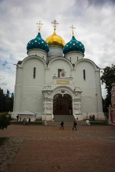 İnsanlar intrinity Lavra of St Sergius manastırda Sergiev Posad
