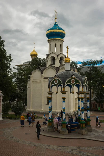 İnsanlar intrinity Lavra of St Sergius manastırda Sergiev Posad — Stok fotoğraf