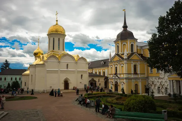 Personer intrinity Lavra av St Sergius Monastery i Sergiev Posad — Stockfoto