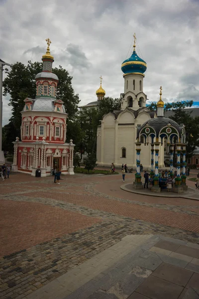 İnsanlar intrinity Lavra of St Sergius manastırda Sergiev Posad