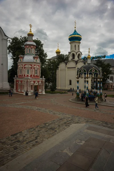 İnsanlar intrinity Lavra of St Sergius manastırda Sergiev Posad