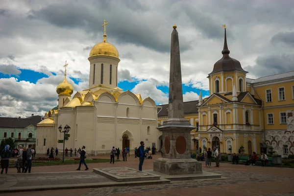 Personer intrinity Lavra av St Sergius Monastery i Sergiev Posad — Stockfoto