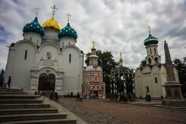 İnsanlar intrinity Lavra of St Sergius manastırda Sergiev Posad — Stok fotoğraf