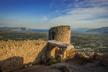 Yunanistan Peloponnese üzerinde Argos'ta ortaçağ kalesi kalıntıları ediyor