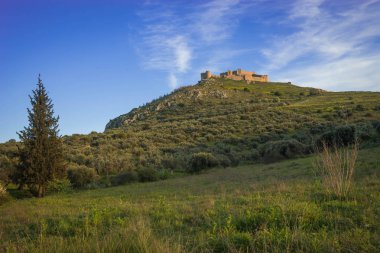 Yunanistan Peloponnese üzerinde Argos'ta ortaçağ kalesi kalıntıları ediyor