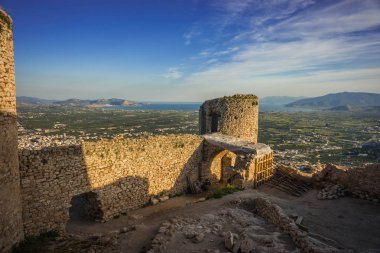 Yunanistan Peloponnese üzerinde Argos'ta ortaçağ kalesi kalıntıları ediyor