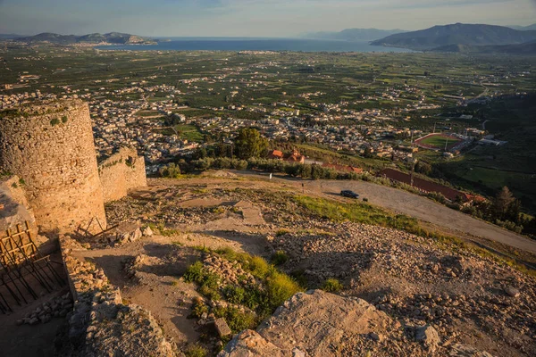 Yunanistan Peloponnese üzerinde Argos'ta ortaçağ kalesi kalıntıları ediyor — Stok fotoğraf