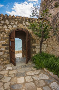 Şehir o yakınındaki Bourtzi adada kale kalıntıları üzerinde kuru çıplak ağaca