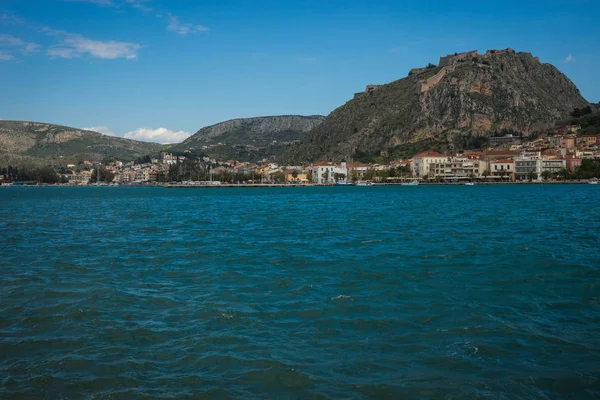 Paisaje marino con ciudad de Nafplion desde la isla Bourtzi, Grecia — Foto de Stock