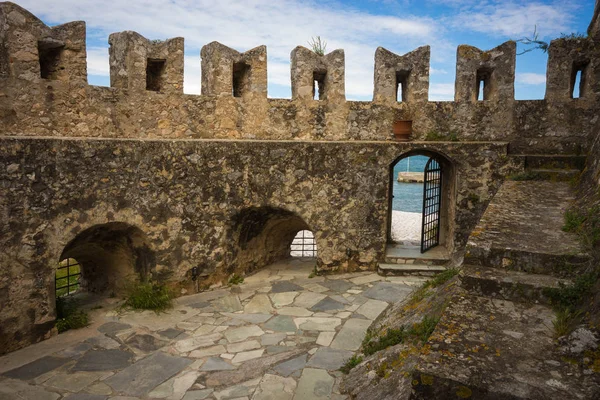 Kasaba Nafplion g yakınındaki Bourtzi adada kalesi kalıntıları