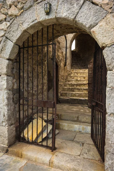 Antika dörrar och galler på ruinerna av fästningen på Bourtzi Island — Stockfoto