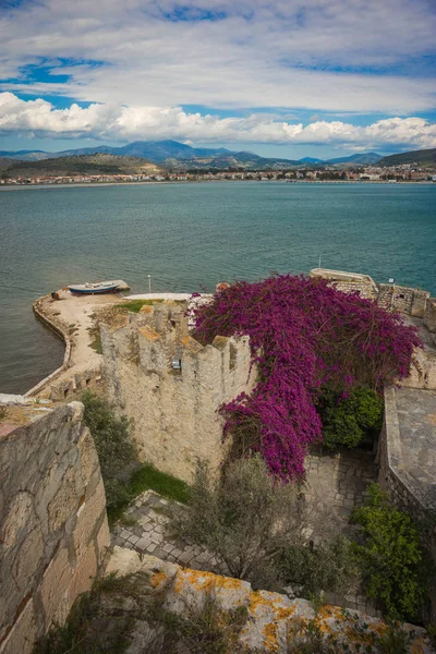 Ruinas de fortaleza y paisaje marino en la isla Bourtzi en Grecia — Foto de Stock