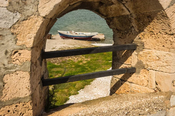 Ruiny twierdzy i seascape na wyspie Bourtzi w Grecji — Zdjęcie stockowe