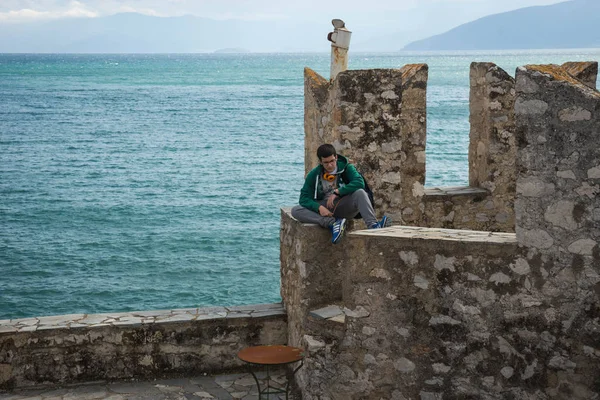 Руины крепости и морской пейзаж на острове Бурци в Греции — стоковое фото