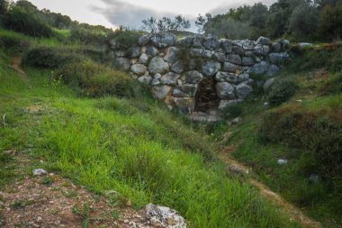 Peloponnese içinde tepelerde arasında eski yolda Myken taş köprü