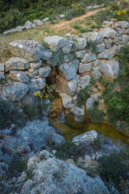 Peloponnese içinde tepelerde arasında eski yolda Myken taş köprü
