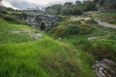 Peloponnese içinde tepelerde arasında eski yolda Myken taş köprü