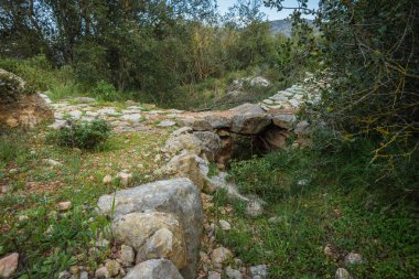 Peloponnese içinde tepelerde arasında eski yolda Myken taş köprü