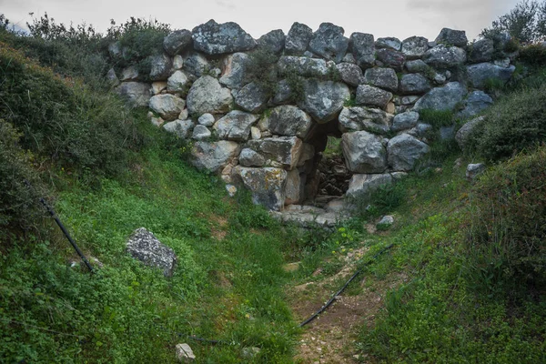 Ponte de pedra micênica na estrada velha entre colinas no Peloponeso em — Fotografia de Stock