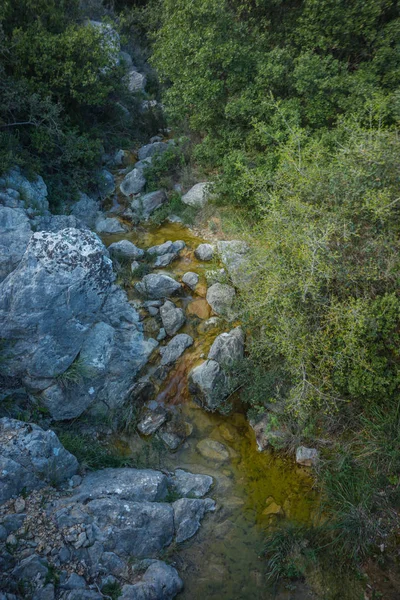 Mykénské kamenný most na staré silnici mezi kopci na Peloponésu v — Stock fotografie