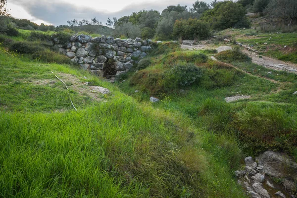 古い路上でペロポネソス半島の丘の間でミケーネの石の橋 — ストック写真