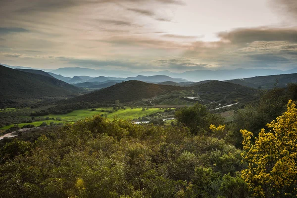 Yunanistan Peloponnese tepelerde arasında dağ manzarası — Stok fotoğraf