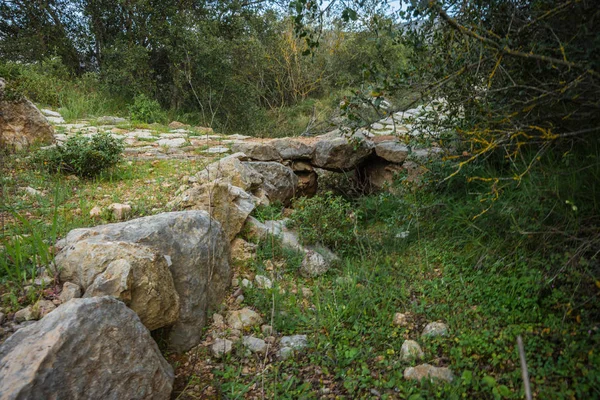 Peloponnese içinde tepelerde arasında eski yolda Myken taş köprü — Stok fotoğraf