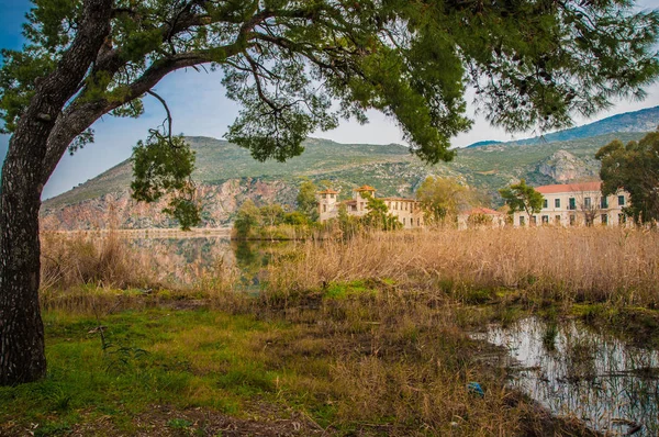 Hermosas orillas del lago Kaifa y viejos edificios en ruinas y thei — Foto de Stock