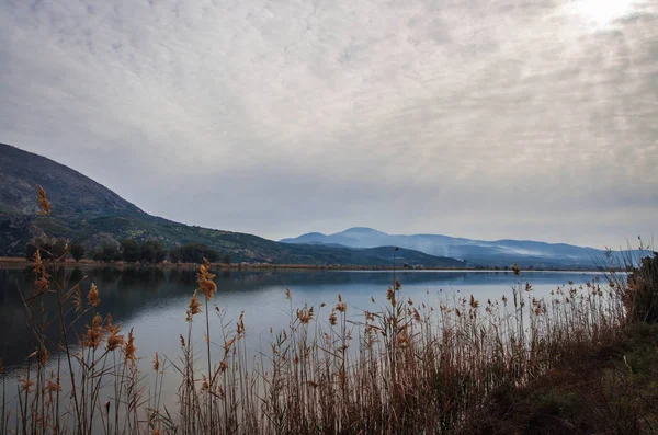 Krásné břehy jezera Kaifáš a jejich odrazy ve vodě na — Stock fotografie