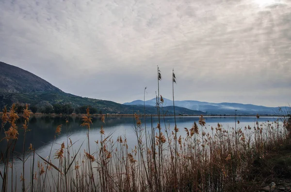 Schöne Ufer des Kaifa-Sees und ihre Spiegelungen im Wasser auf — Stockfoto