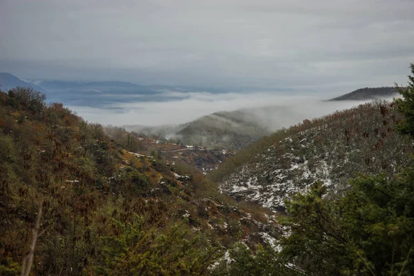 Misty paisaje de montaña de invierno con un poco de nieve en Macedonia, Gre — Foto de Stock