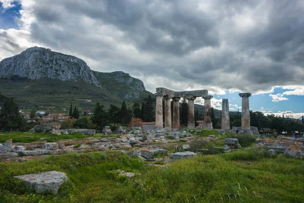 Grekiska ruinerna i antika Korinth på Peloponnesos i Grekland — Stockfoto