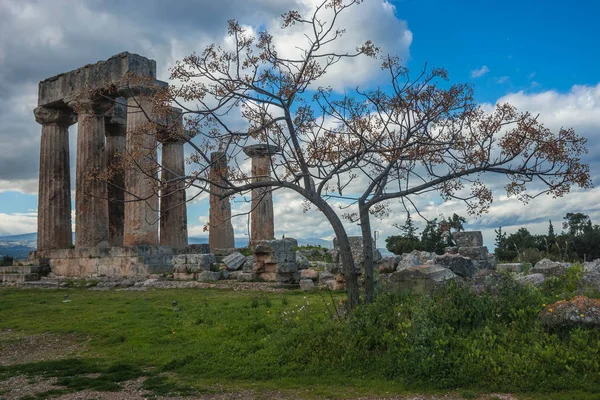 Rovine greche nell'antica Corinto sul Peloponneso in Grecia — Foto Stock