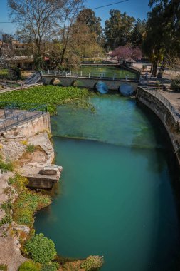 Güzel nehir suları Riviera yakınındaki Peloponnese üzerinde Kefalary