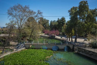 Güzel nehir suları Riviera yakınındaki Peloponnese üzerinde Kefalary