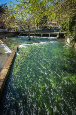 Güzel nehir suları Riviera yakınındaki Peloponnese üzerinde Kefalary